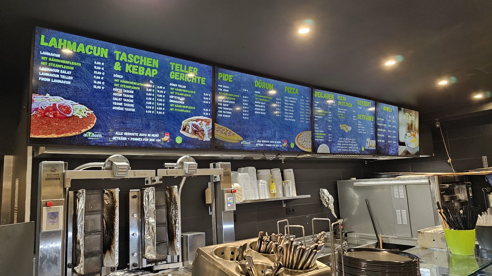 Fünf digitale Menüboards über der Theke bei Aylem Eat & Meet in Hamm, gestaltet in durchgehendem Design