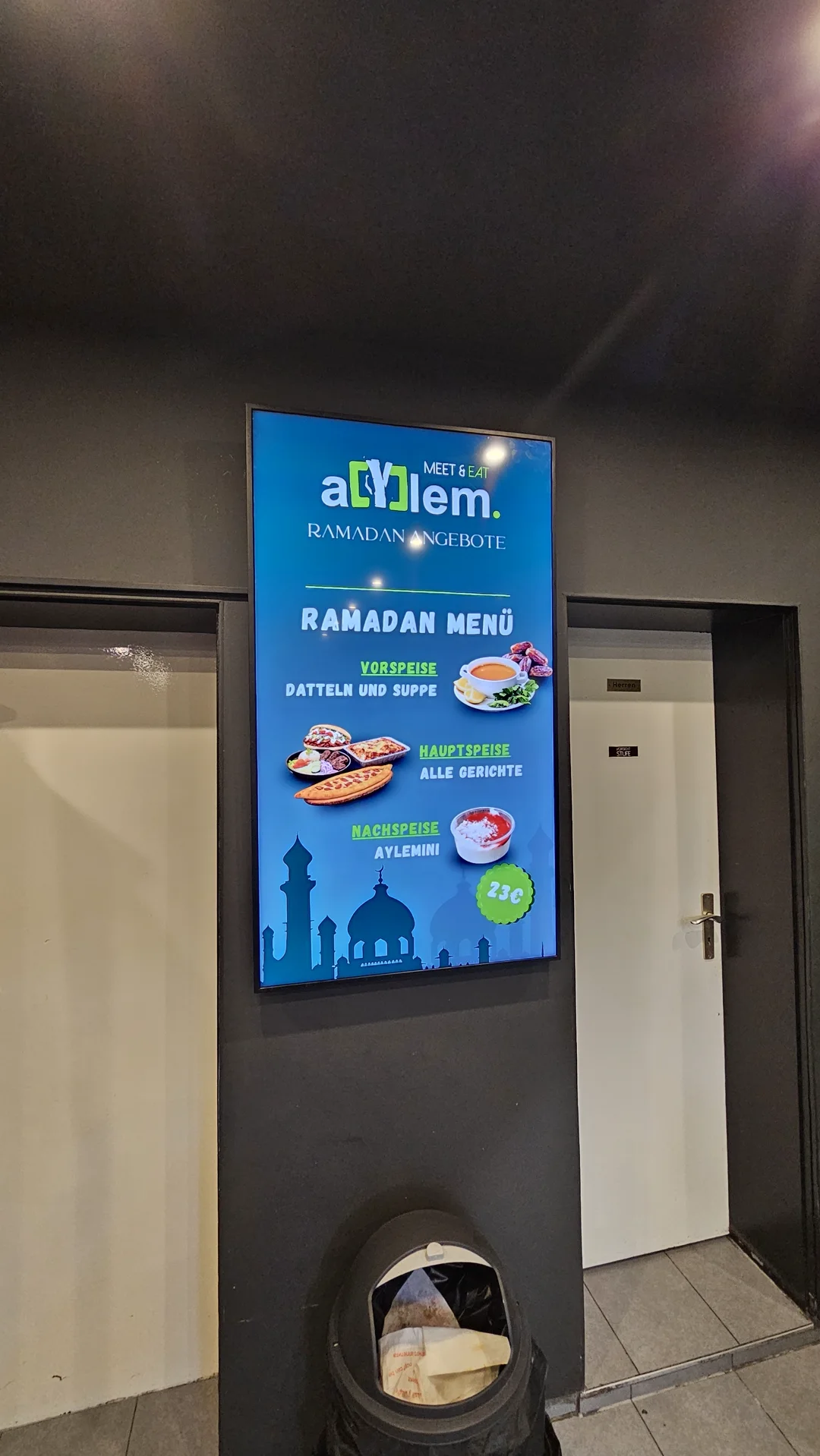 Hochkant-Display bei Aylem Eat & Meet mit dem Aktionsmotiv Ramadan-Menü