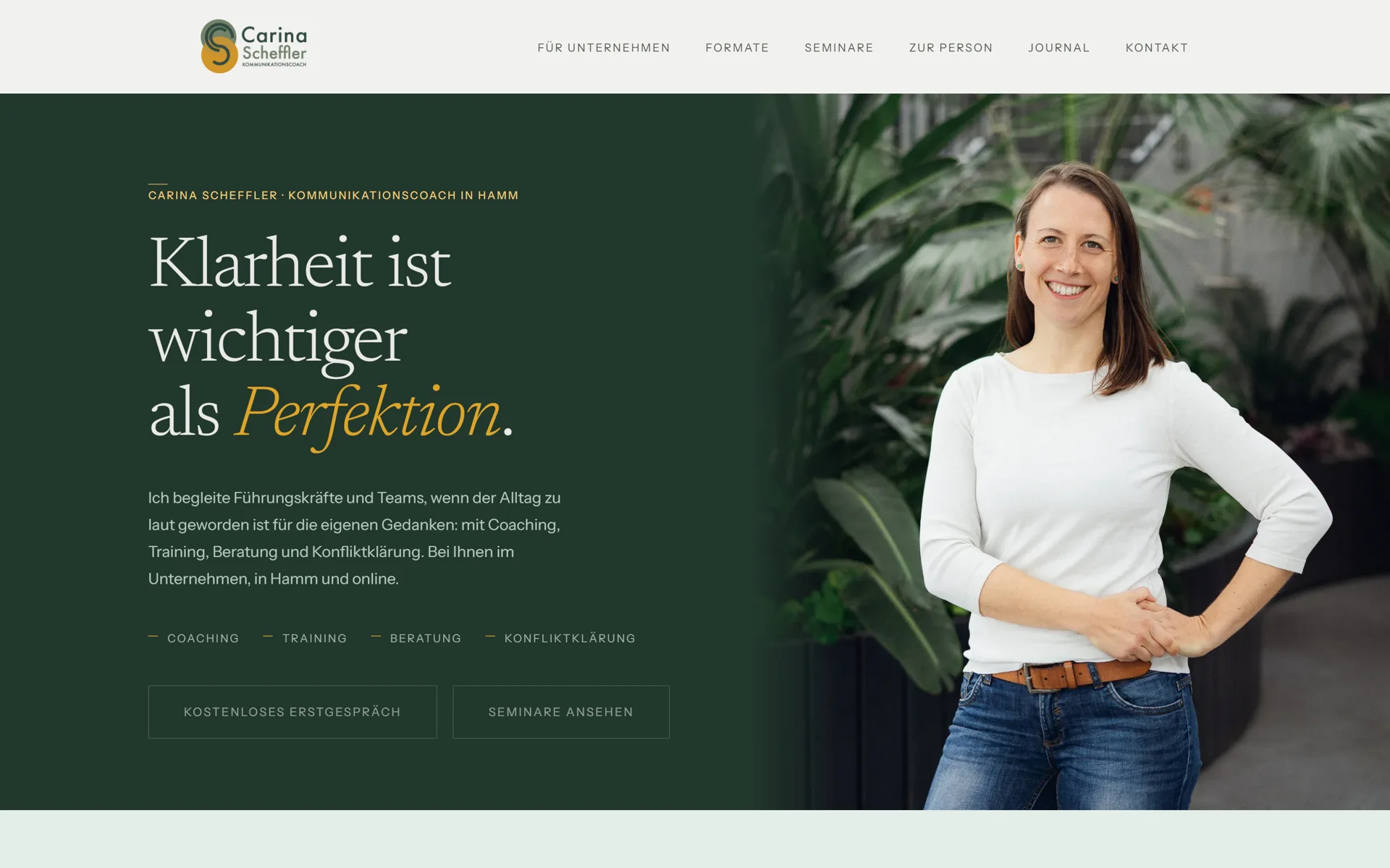 Startseite von carina-scheffler.de: dunkelgrüner Hero mit der Zeile „Klarheit ist wichtiger als Perfektion“ und einem Porträt von Carina Scheffler