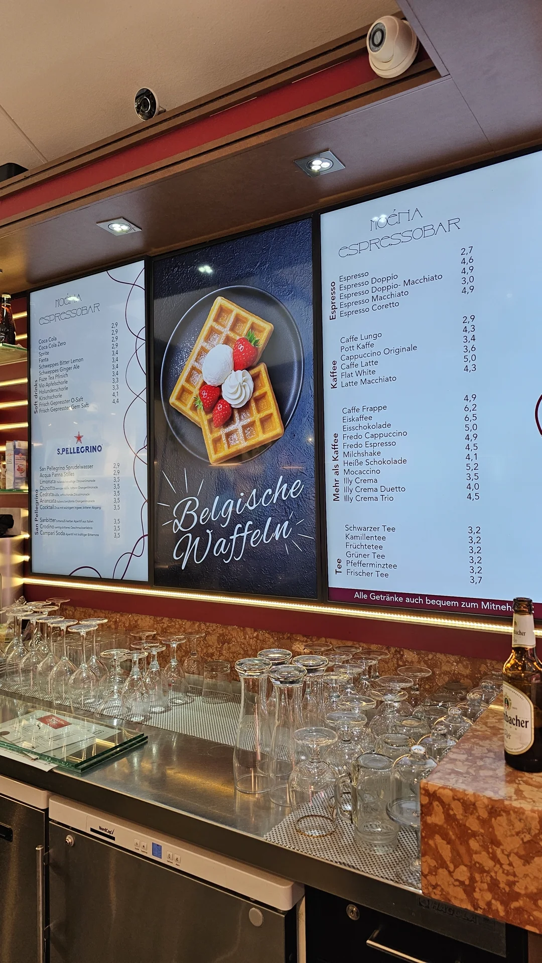 Digitale Stelen der Moena Espressobar mit dem Aktionsmotiv „Belgische Waffeln“ zwischen den Getränkekarten