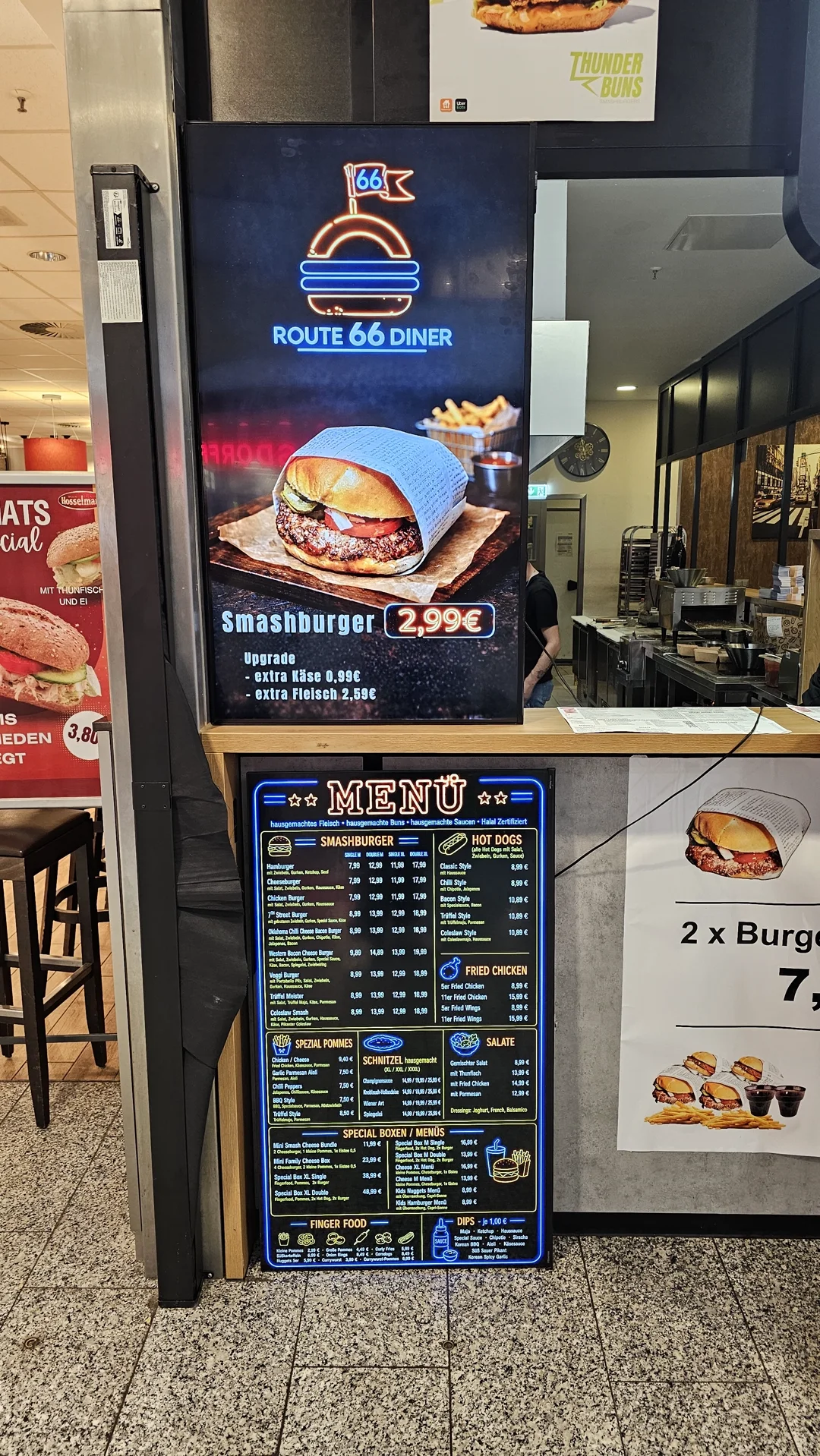 Digitale Stele des Route 66 Diner im Allee-Center Hamm mit Smashburger-Aktion und Menütafel darunter